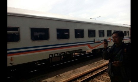 Penumpang menunggu keberangkatan KA Serayu dari Stasiun Tasikmalaya.