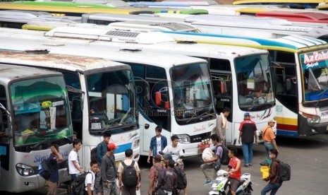 Penumpang menunggu kedatangan bus antar provinsi di Terminal Kampung Rambutan, Jakarta, Jumat (25/7).(Republika/ Yasin Habibi)