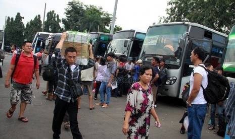 Penumpang menunggu kedatangan bus antar provinsi di Terminal Kampung Rambutan, Jakarta, Jumat (25/7).(Republika/ Yasin Habibi)