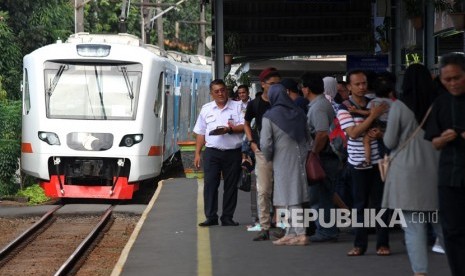 Penumpang menunggu kedatangan kereta Bandara Soekarno-Hatta, di Stasiun Bekasi, Bekasi, Jawa Barat, Kamis (21/6). 