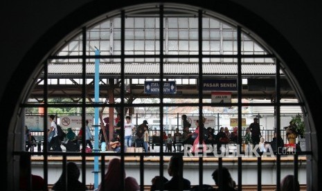 Penumpang menunggu kedatangan kereta di ruang tunggu di Stasiun Pasar Senen,Jakarta, Ahad (26/6).