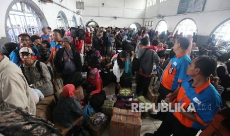 Penumpang menunggu kedatangan kereta di ruang tunggu di Stasiun Pasar Senen,Jakarta, Ahad (26/6). 