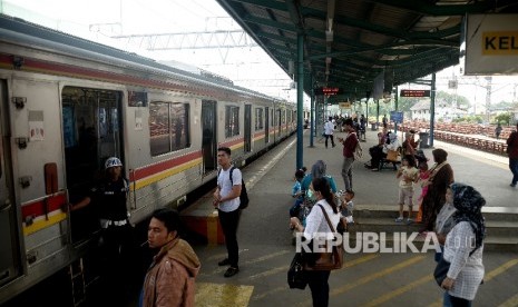 [ilustrasi] Penumpang menunggu kereta commuterline di Stasiun Manggarai, Jakarta.