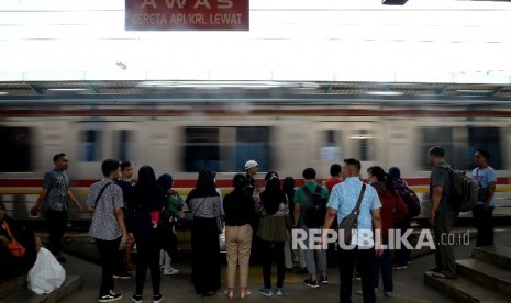  Penumpang menunggu kereta commuter line di Stasiun Manggarai, Jakarta (ilustrasi)