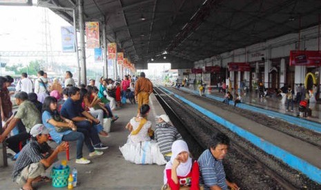 Penumpang menunggu kereta di Stasiun Bogor (ilustrasi)