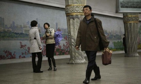 Penumpang menunggu kereta di stasiun kereta bawah tanah di Pyongyang, Korea Utara. (Ng Han Guan/AP)