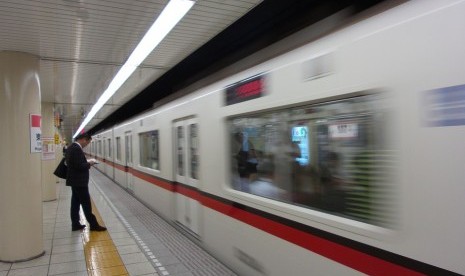 Penumpang menunggu kereta Metro Tokyo.