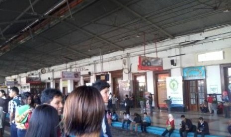 Penumpang menunggu KRL di Stasiun Bogor