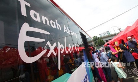 Penumpang menurun bus Transjakarta Tanah Abang Explorer di Tanah Abang, Jakarta, Selasa (26/12). 