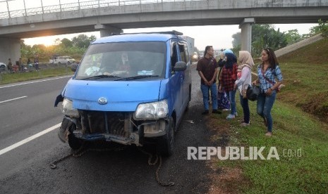 Penumpang mobil bernopol B 1584 UOG yang mengalami kecelakaan tunggal dievakuasi petugas di 120 km Tol Cipali (Cikampek-Palimanan), Jabar, Sabtu (24/6). Mobil yang mengangkut 11 orang penumpang yang akan mudik ke Brebes tersebut mengalami pecah ban kemudian mobil oleng menabrak pembatas jalan. Tidak ada korban dalam kejadian tersebut.