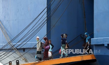 Penumpang mudik motor turun dari kapal Mutiara Sentosa II Panjang yang bersandar di Pelabuhan Tanjung Priok, Jakarta Utara, Jumat (30/6).