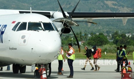 Penumpang naik ke pesawat saat akan berangkat di Bandara Mutiara SIS Al Jufri Palu, Sulawesi Tengah, Senin (15/10).