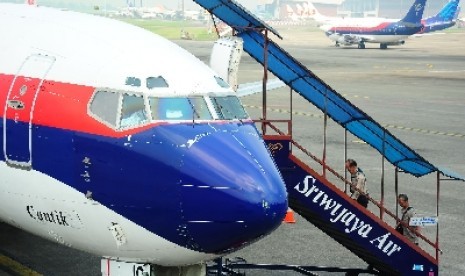 Penumpang naik pesawat Sriwijaya Air.