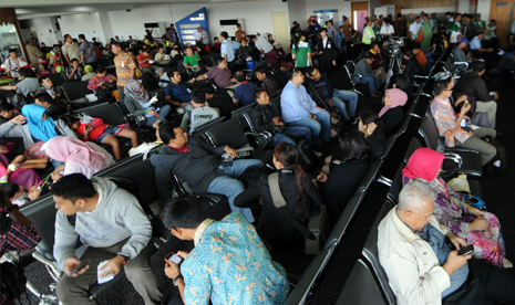 Penumpang-penumpang menunggu jadwal keberangkatan pesawat di ruang tunggu Terminal Keberangkatan Bandara Halim Perdanakusuma, Jakarta.