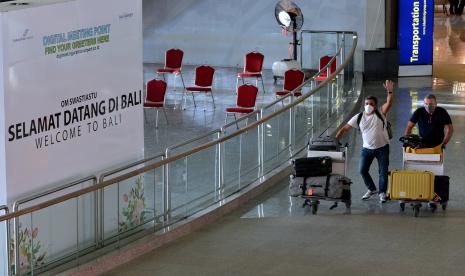 Penumpang pesawat maskapai penerbangan Singapore Airlines dengan nomor penerbangan SQ938 dari Singapura tiba di Bandara Internasional I Gusti Ngurah Rai, Badung, Bali, Rabu (16/2/2022). PT Angkasa Pura (AP) I (Persero) memperkirakan akan terjadi peningkatan jumlah penumpang pada 2022. 