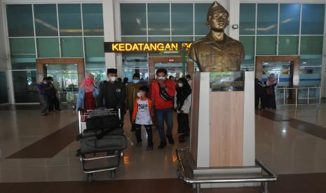 Penumpang pesawat tiba di terminal kedatangan Bandara Adi Soemarmo, Boyolali, Jawa Tengah, Rabu (27/4/2022). 