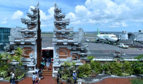 Penumpang pesawat udara tiba di Terminal Domestik Bandara Internasional I Gusti Ngurah Rai, Badung, Bali, Ahad (14/8/2022). 