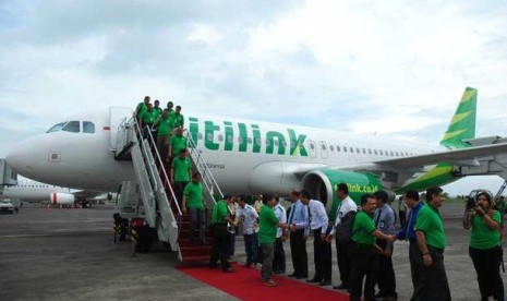 Penumpang peserta Wisata Terbang Citilink turun dari pesawat maskapai Citilink Airbus A320 di Denpasar, Bali. Senin (27/5). 