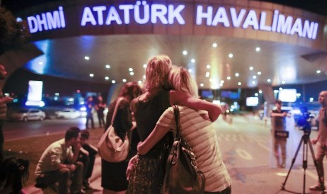  Penumpang saling berpelukan saat di evakuasi setelah ledakan bom bunuh diri  di bandara Ataturk Istanbul, Turki, Rabu, (29/6). 