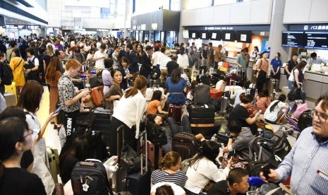 Penumpang telantar di Bandara Narita, Tokyo akibat badai faxai, Senin (9/9).