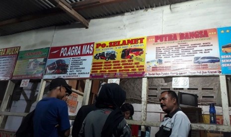 Penumpang tengah mengonfirmasi ketersediaan armada dan jadwal keberangkatan PO Selamet di Terminal Lebak Bulus, Kamis (31/8).