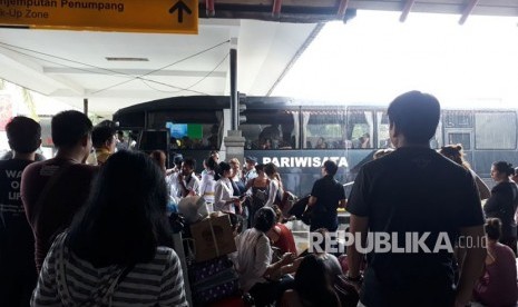 Penumpang terdampak penutupan Bandara Internasional I Gusti Ngurah Rai diberangkatkan ke terminal terdekat menggunakan bus gratis kerja sama pemerintah Provinsi Bali, Perum Damri, dan Organda. 