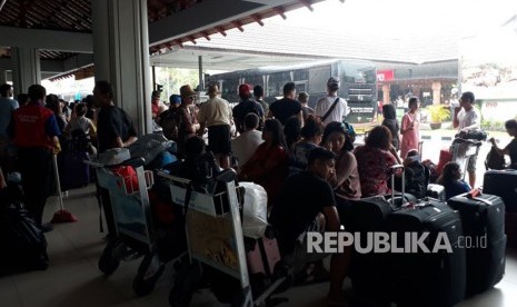 Penumpang terdampak penutupan Bandara Internasional I Gusti Ngurah Rai diberangkatkan ke terminal terdekat menggunakan bus gratis kerja sama pemerintah Provinsi Bali, Perum Damri, dan Organda. 