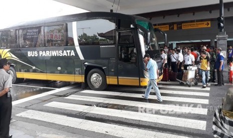 Penumpang terdampak penutupan Bandara Internasional I Gusti Ngurah Rai diberangkatkan ke terminal terdekat menggunakan bus gratis kerja sama pemerintah Provinsi Bali, Perum Damri, dan Organda. 