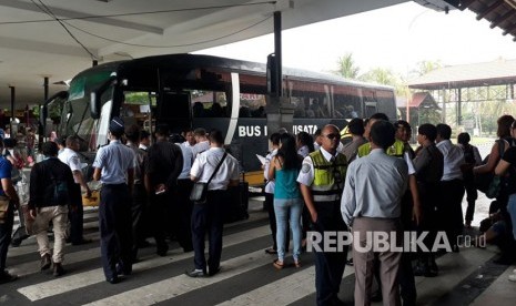 Penumpang terdampak penutupan Bandara Internasional I Gusti Ngurah Rai diberangkatkan ke terminal terdekat menggunakan bus gratis kerja sama pemerintah Provinsi Bali, Perum Damri, dan Organda. 