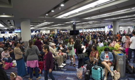 Penumpang terjebak di Bandara Internasional Hong Kong akibat aksi protes, Senin (12/8).