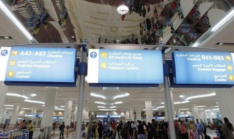 Penumpang terlihat di Bandara Internasional Dubai, Uni Emirat Arab.