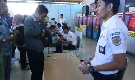 Penumpang terpaksa membeli tiket manual setelah adanya pembaruan sistem ticketing KRL, Senin (23/7).