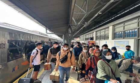 Penumpang tiba di stasiun KAI Daop 1 Jakarta. PT Kereta Api Indonesia (KAI) Daerah Operasional (Daop) I mencatat Peningkatan volume penumpang turun di area Daop 1 Jakarta pada masa arus balik masih terjadi hingga Selasa (2/5/2023).