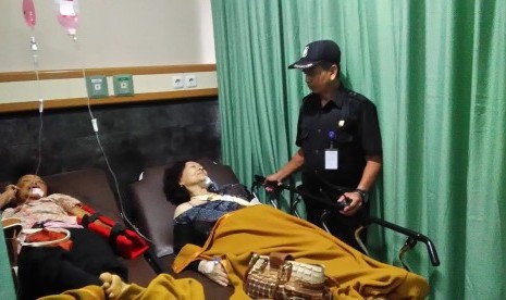 Penumpang Travel Agung Trans, asal Jogjakarta, yang mengalami kecelakaan di ruas Tol Cipali, sedang mendapatkan perawatan intensif di RSU MH Thamrin Purwakarta, Sabtu (5/1).