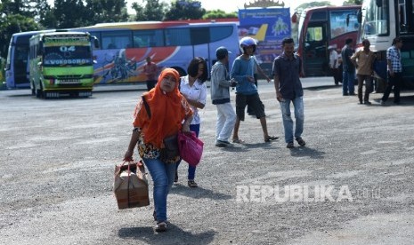 Penumpang turun dari bus di Terminal Bus Rajabasa, Lampung, Rabu (22/6). (Republika/ Wihdan)