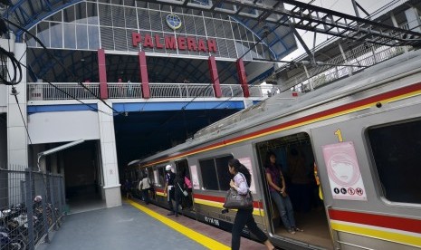 Penumpang turun dari gerbong Kereta Rel Listrik (KRL) melintas di Stasiun KA Palmerah, Jakarta Barat, Senin (6/7).