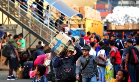  Penumpang turun dari kapal KM Labobar asal tujuan pelabuhan Sorong, Papua, di Pelabuhan Tanjung Priok, Jakarta, Kamis (23/8). (Edwin Dwi Putranto/Republika)