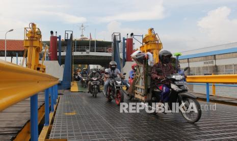 Penumpang turun dari kapal KMP Gajah Mada di penyeberangan Ujung-Kamal, Surabaya, Jawa Timur, Kamis (6/5/2021). Pada masa penerapan larangan mudik Lebaran 2021penyeberangan kapal feri Ujung (Surabaya)-Kamal (Madura) tetap beroperasi untuk melayani masyarakat yang akan menyeberang ke Madura atau sebaliknya. 