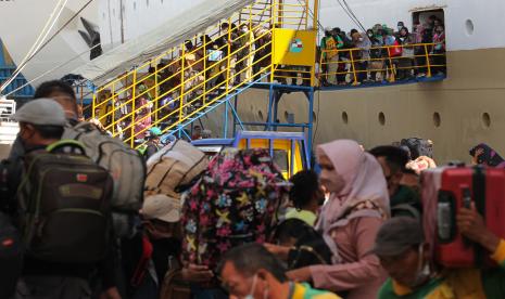 Penumpang turun dari Kapal Motor (KM) Dobonsolo yang bersandar di Dermaga Jamrud Utara, Pelabuhan Tanjung Perak, Surabaya, Jawa Timur, Ahad (24/4/2022). Kapal dari Makasar tujuan Pelabuhan Tanjung Priok, Jakarta Utara itu menurunkan penumpang di Pelabuhan Tanjung Perak, Surabaya sebanyak 1.300 orang.