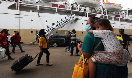 Penumpang turun dari Kapal Motor (KM) Kelimutu yang bersandar di Dermaga Jamrud Utara, Pelabuhan Tanjung Perak, Surabaya, Jawa Timur, Rabu (27/4/2022). Kapal dari Sampit, Kalimantan Tengah tujuan Kumai, Kalimantan Tengah tersebut menurunkan penumpang di Pelabuhan Tanjung Perak, Surabaya sebanyak 1.159 orang. 