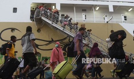 Penumpang turun dari kapal Pelni Labobar asal Balikpapan, Kalimantan Timur, di Terminal Gapura Surya Nusantara, Pelabuhan Tanjung Perak, Surabaya, Jawa Timur, Jumat (8/6). 