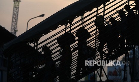 Penumpang turun dari kapal Pelni. (Ilustrasi)