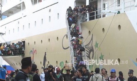 Penumpang turun dari kapal Pelni Labobar asal Balikpapan, Kalimantan Timur, di Terminal Gapura Surya Nusantara, Pelabuhan Tanjung Perak, Surabaya, Jawa Timur, Jumat (8/6). 