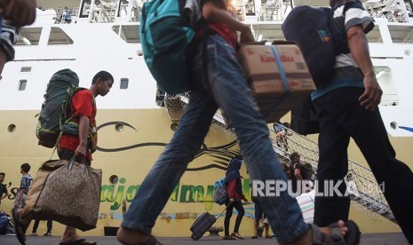 Penumpang turun dari kapal Pelni Labobar asal Balikpapan, Kalimantan Timur, di Terminal Gapura Surya Nusantara, Pelabuhan Tanjung Perak, Surabaya, Jawa Timur, Jumat (8/6). 