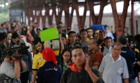 Penumpang turun dari kereta api Fajar Utama Jogjakarta di Stasiun Pasar Senen, Jakarta Pusat,