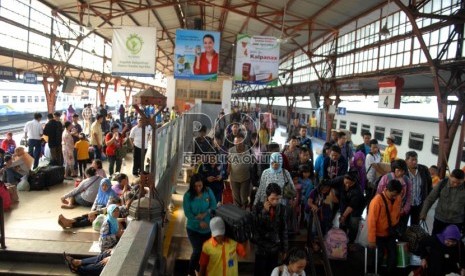  Penumpang turun dari kereta api Fajar Utama Yogya yang baru tiba di Stasiun Senen, Sabtu (10/8).  (Republika/Rakhmawaty La'lang)