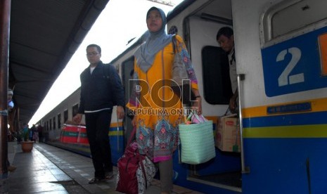  Penumpang turun dari kereta api Fajar Utama Yogya yang baru tiba di Stasiun Senen, Sabtu (10/8).  (Republika/Rakhmawaty La'lang)