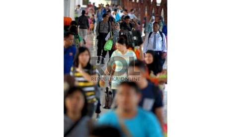  Penumpang turun dari kereta api Fajar Utama Yogya yang baru tiba di Stasiun Senen, Sabtu (10/8).  (Republika/Rakhmawaty La'lang)