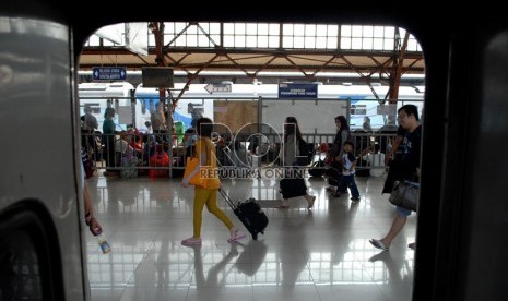  Penumpang turun dari kereta api Fajar Utama Yogya yang baru tiba di Stasiun Senen, Sabtu (10/8).  (Republika/Rakhmawaty La'lang)