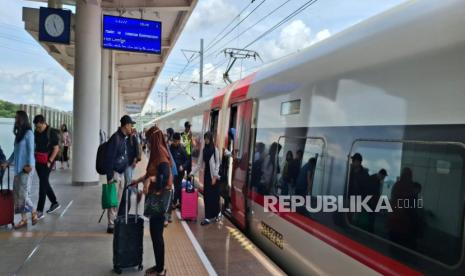 Penumpang Turun dari Kereta Cepat Whoosh Jakarta-Bandung di Stasiun Padalarang, Kabupaten Bandung Barat. (ilustrasi)